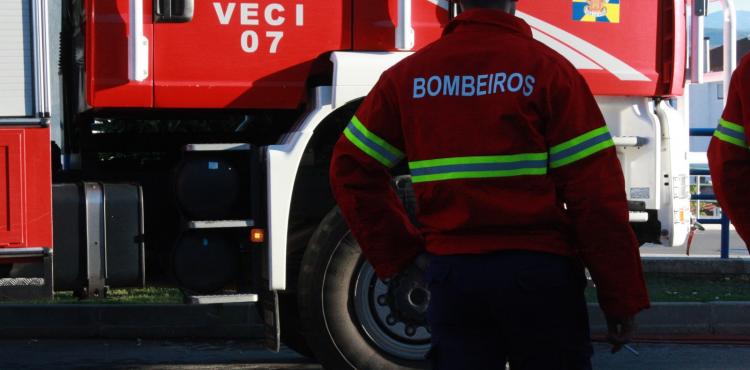 Jovem fica gravemente ferido depois de cair de uma varanda em Bragança