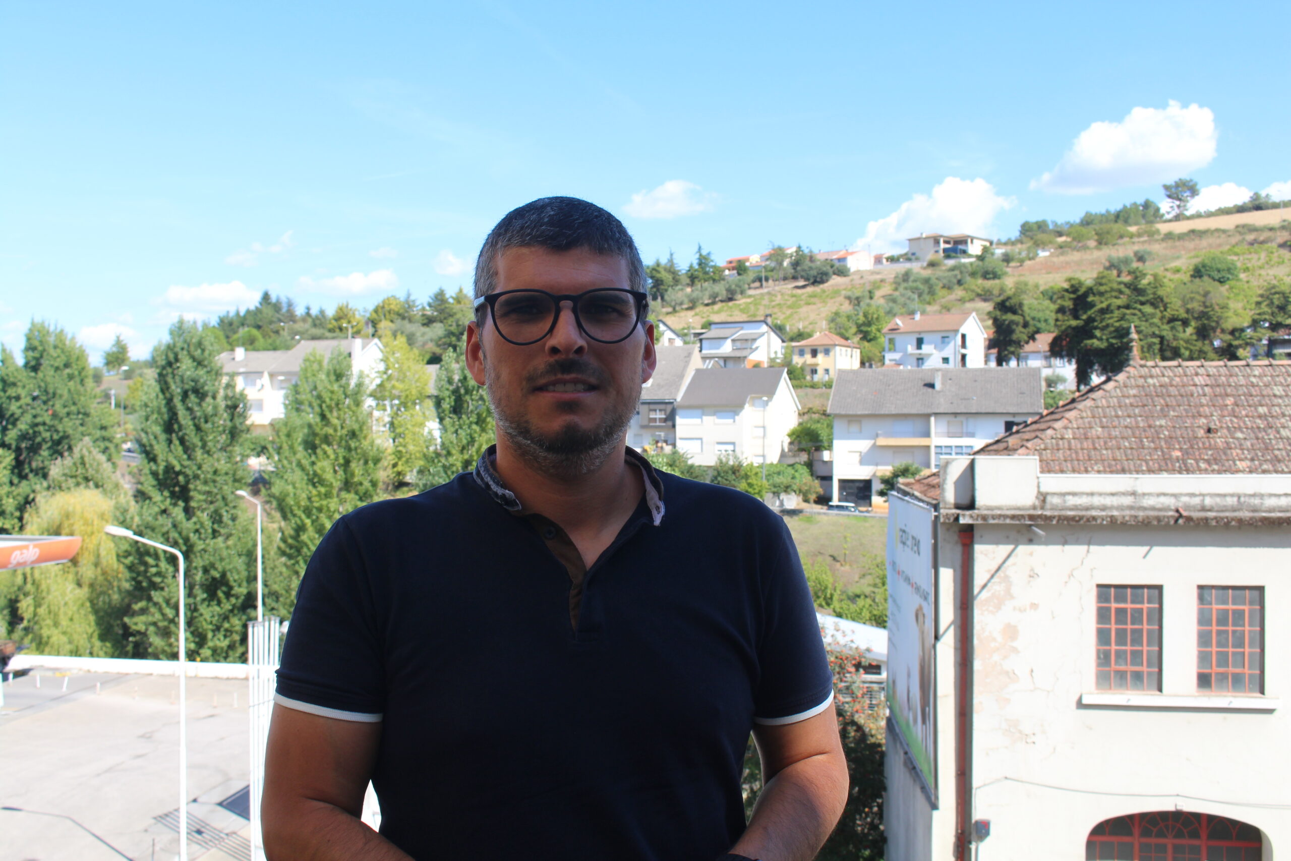 “A solução que protege as pessoas é um transporte público, ferroviário, e que una os três grandes concelhos” afirmou Pedro Oliveira