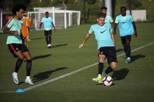 Futebol: Selecção Nacional sub-19 joga amanhã em Bragança com a Itália