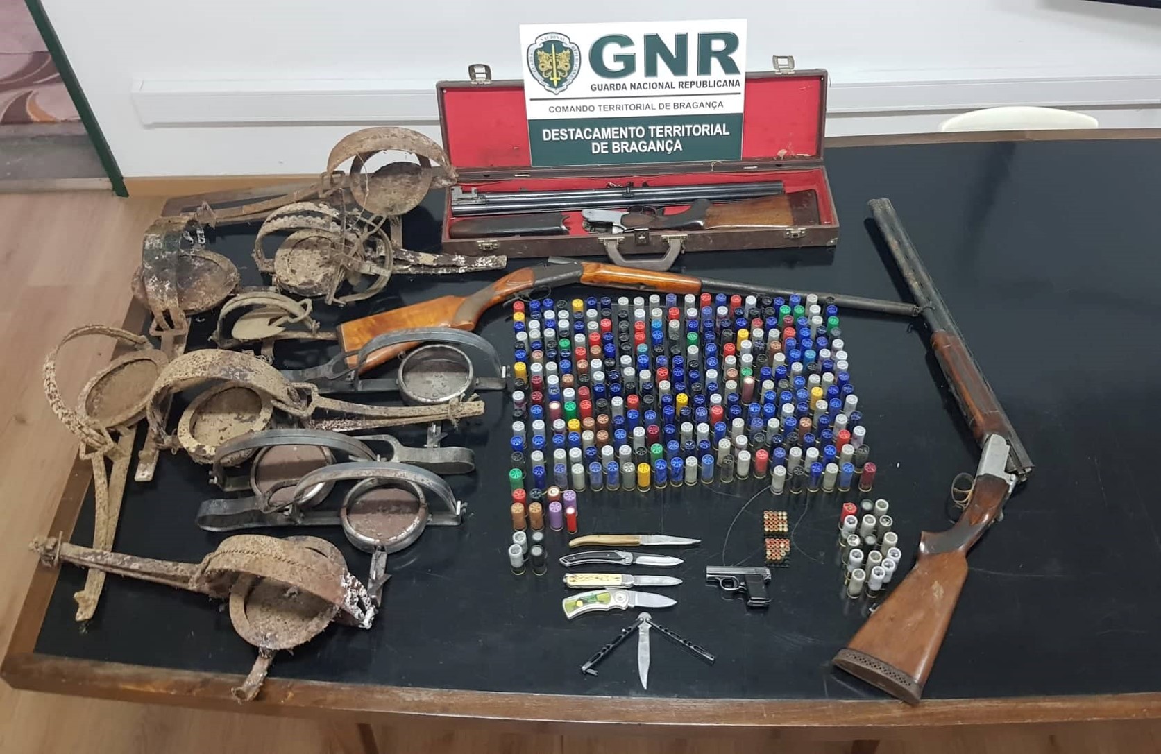 Apreendidas armas ilegais a dois homens que tinham ameaçado vizinho por causa de terreno