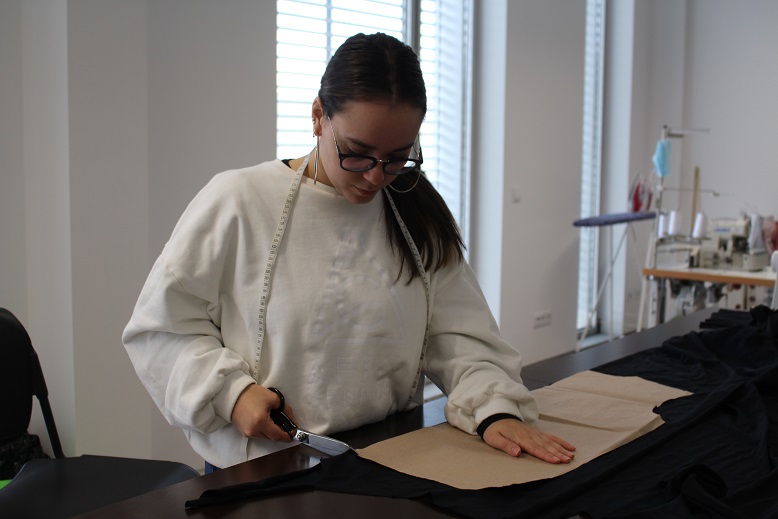 Designer de Vimioso costura roupa para doar a crianças carenciadas