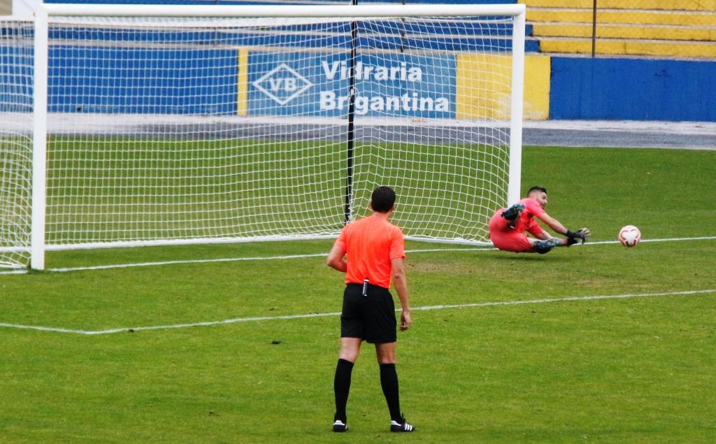 Futebol: Pedro Freitas defende penálti e impede triunfo do Bragança