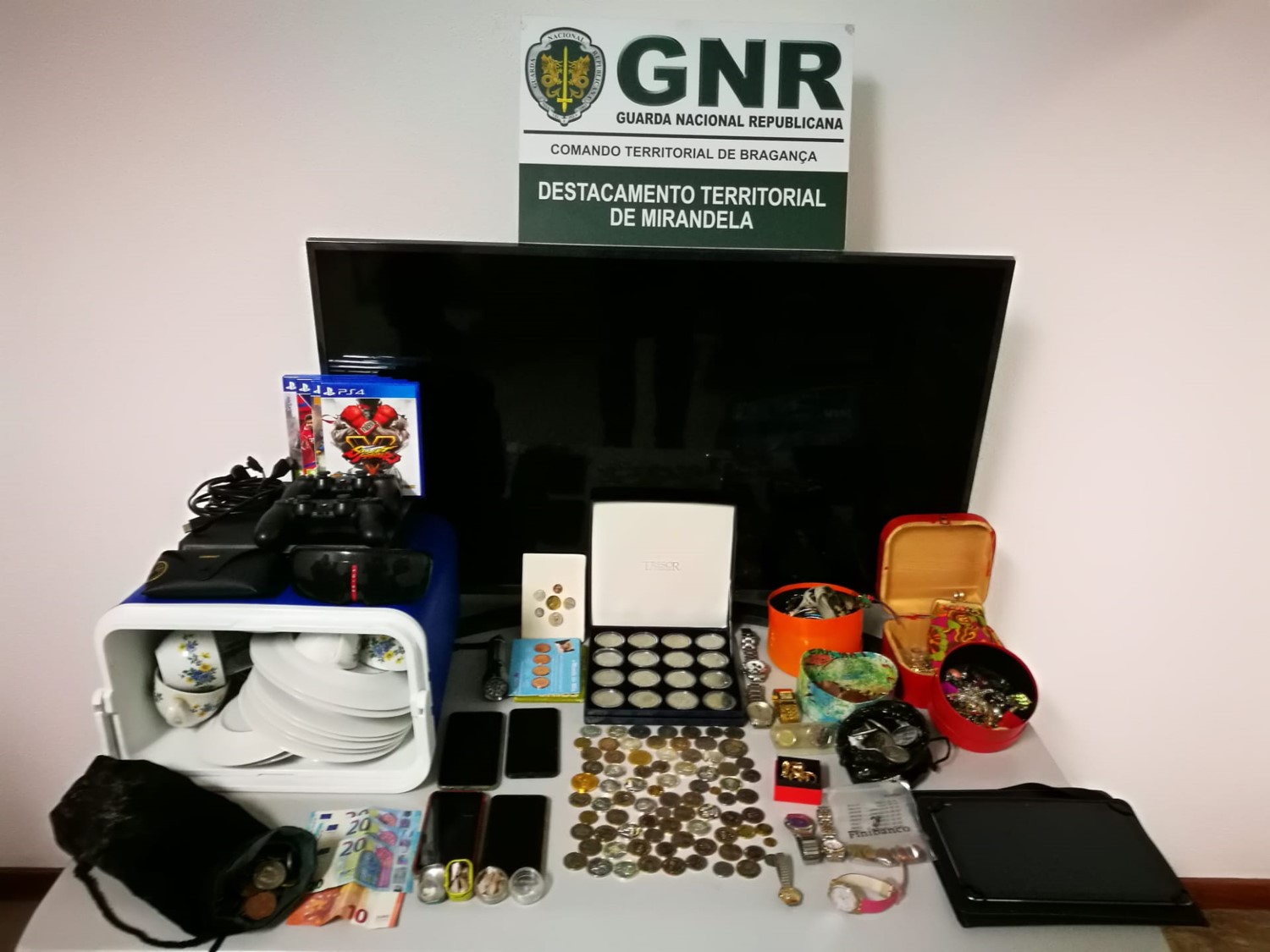 Prisão preventiva para casal que furtava residências em Mirandela e outras localidades