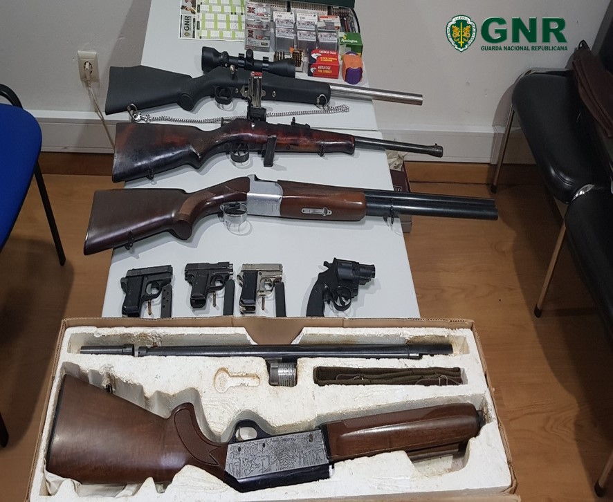 Condenado a um ano de prisão por posse de oito armas proibidas em Bragança