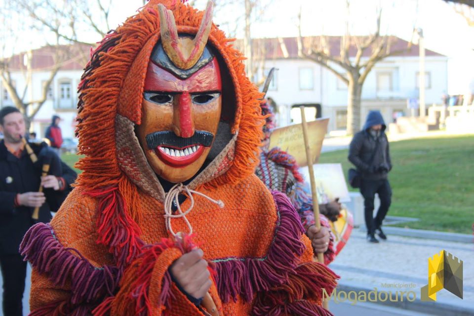 Mascarados ibéricos enchem amanhã de cor as ruas de Mogadouro