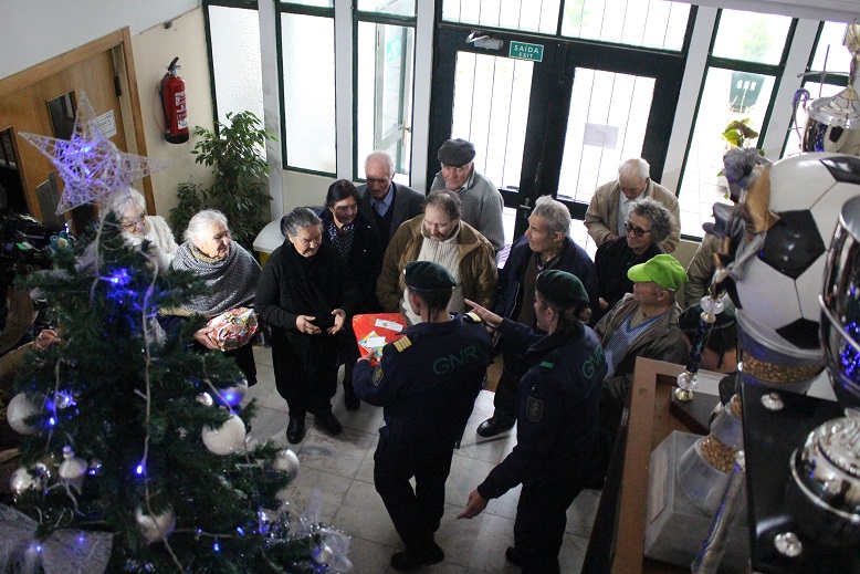 GNR de Bragança almoça com idosos mais sozinhos para lhes dar um Natal de afectos