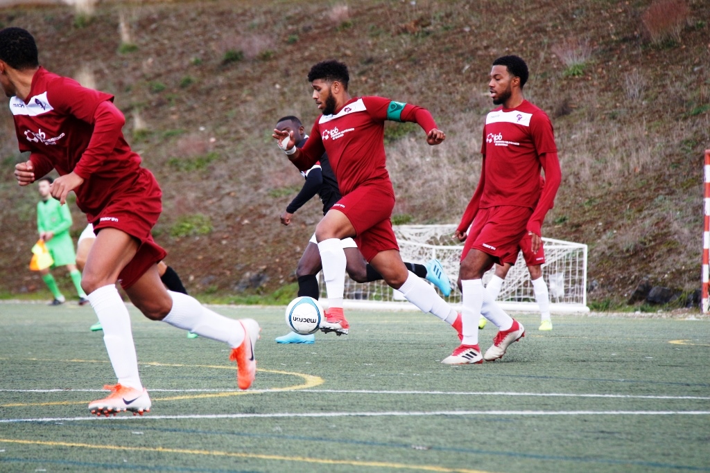 Futebol: Liderança sem euforias