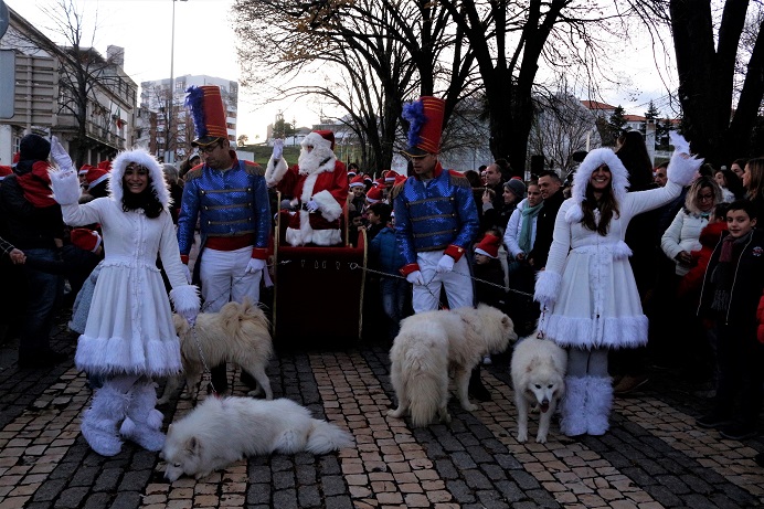 Milhares nas ruas para ver inauguração da iluminação e chegada do Pai Natal em Bragança