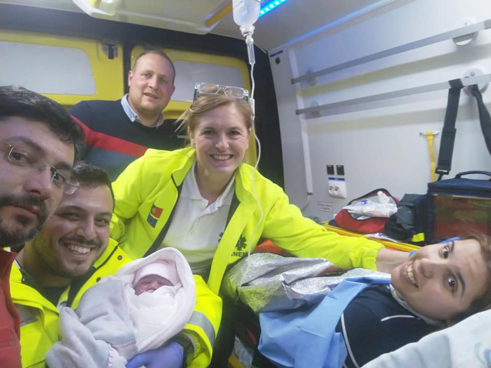 Bebé nasce no carro dos pais a caminho do hospital de Bragança