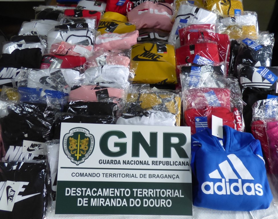 GNR apreende roupa contrafeita em Mogadouro