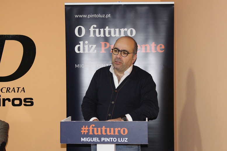 Miguel Pinto Luz esteve em Macedo em campanha para as eleições internas do PSD