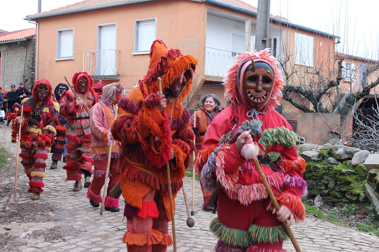 Mascarados da região e de Espanha encheram as ruas de Salsas, Bragança, no fim-de-semana