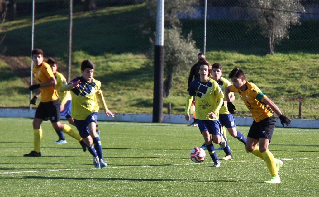 Futebol: Vale do Conde vence e lidera isolado no nacional de iniciados