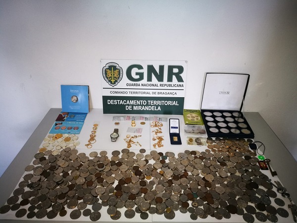 Recuperadas dezenas de peças de ouro resultantes de furtos a casas