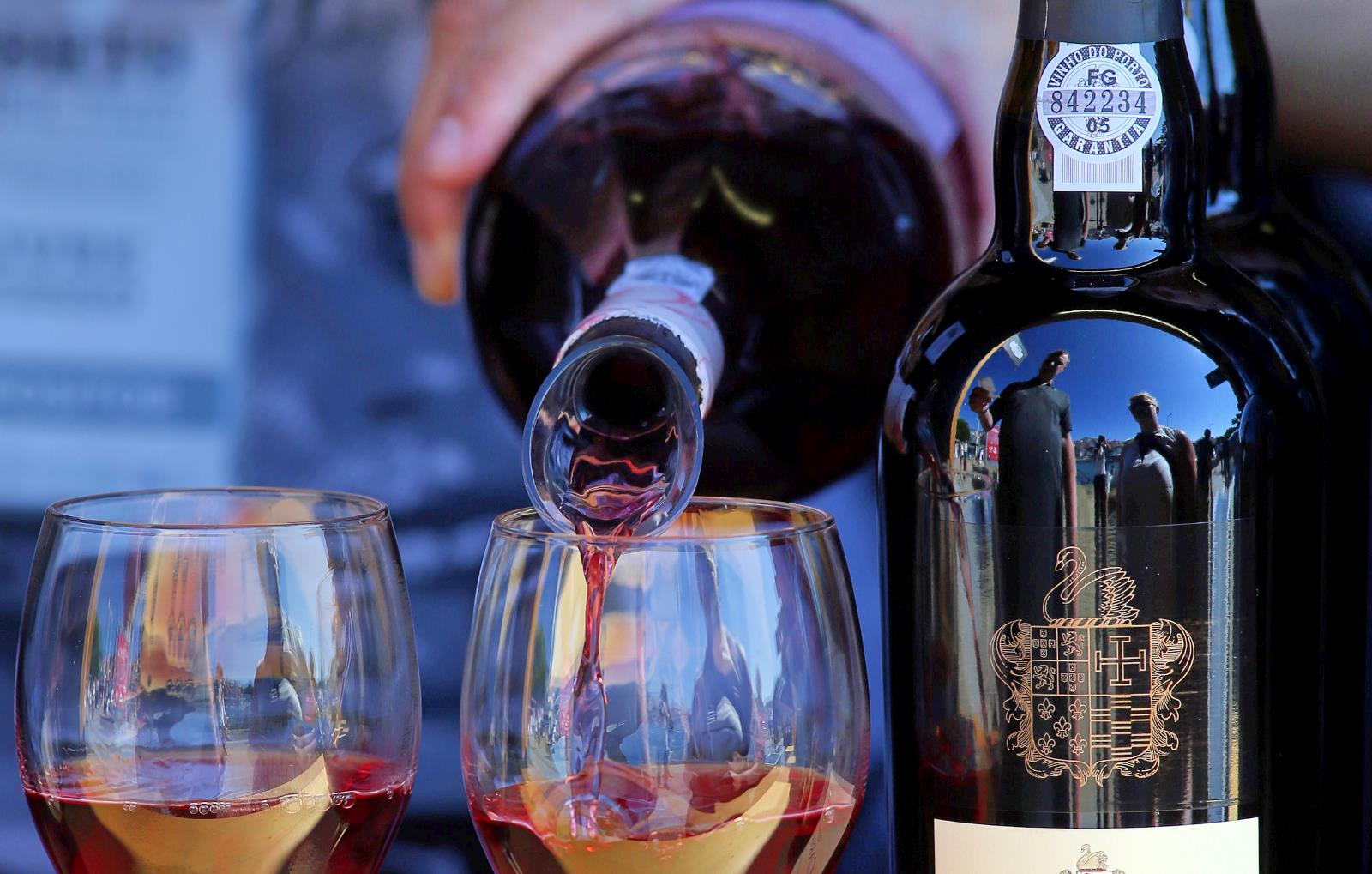 Petição pede selo “à cavaleiro” apenas no gargalo da garrafa de vinho do Porto