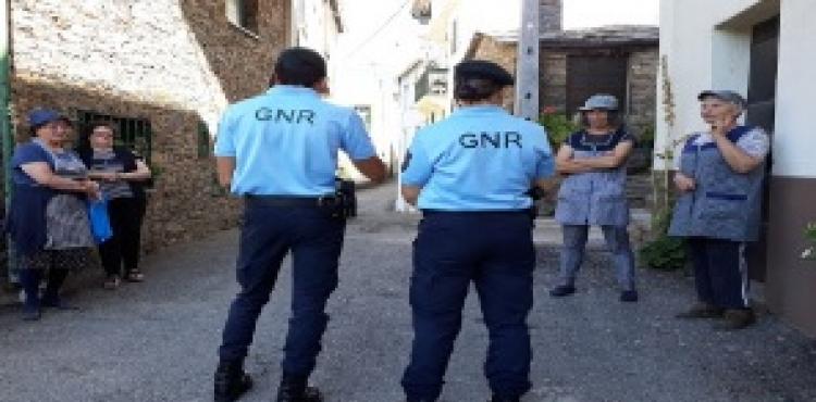 GNR do distrito de Bragança reforça policiamento nas aldeias e sensibiliza idosos para a pandemia