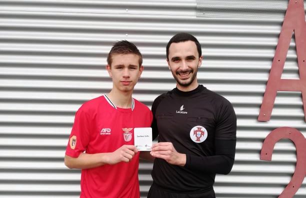 Árbitro da A.F. Bragança mostra cartão branco em jogo de sub-15