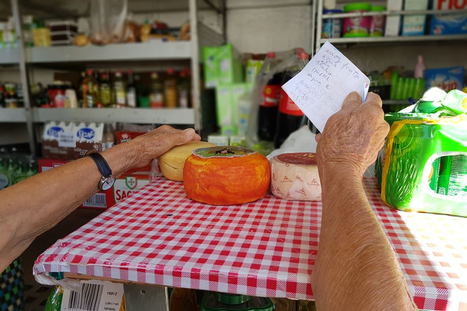Vendedores ambulantes são a garantia de que nada falta nas aldeias