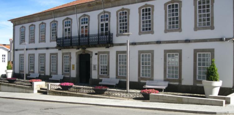Autarquia de Vinhais entrega material pedagógico a alunos que não têm internet em casa