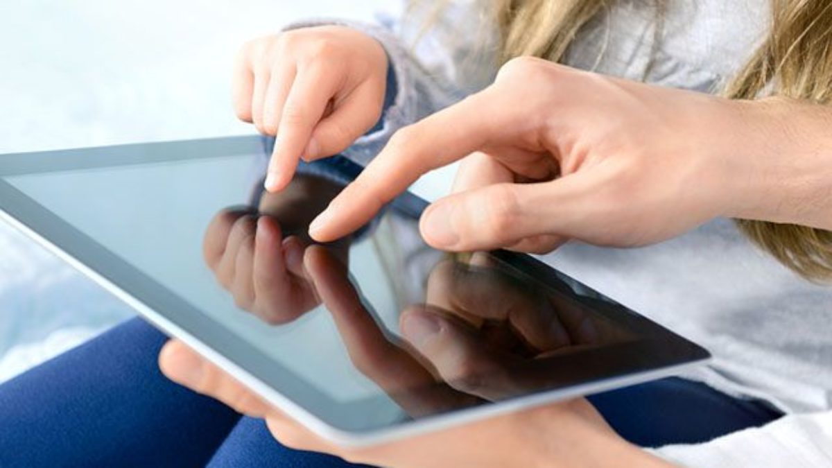 Município de Carrazeda de Ansiães entrega tablets a alunos para acompanhar aulas online