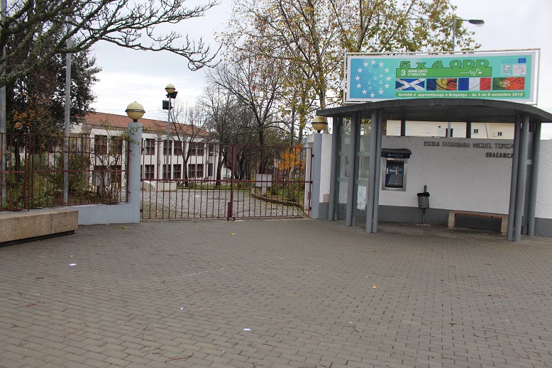 Directores de escolas preocupados com alunos que não conseguem aceder à nova metodologia de ensino
