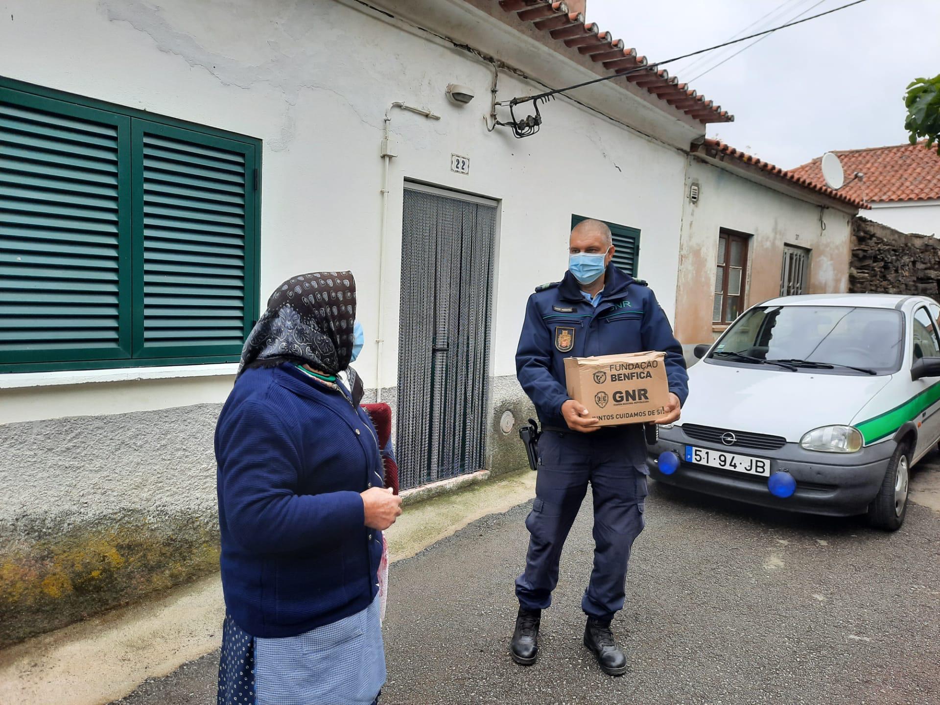 GNR e Fundação Benfica distribuem apoio alimentar a idosos isolados em Miranda do Douro