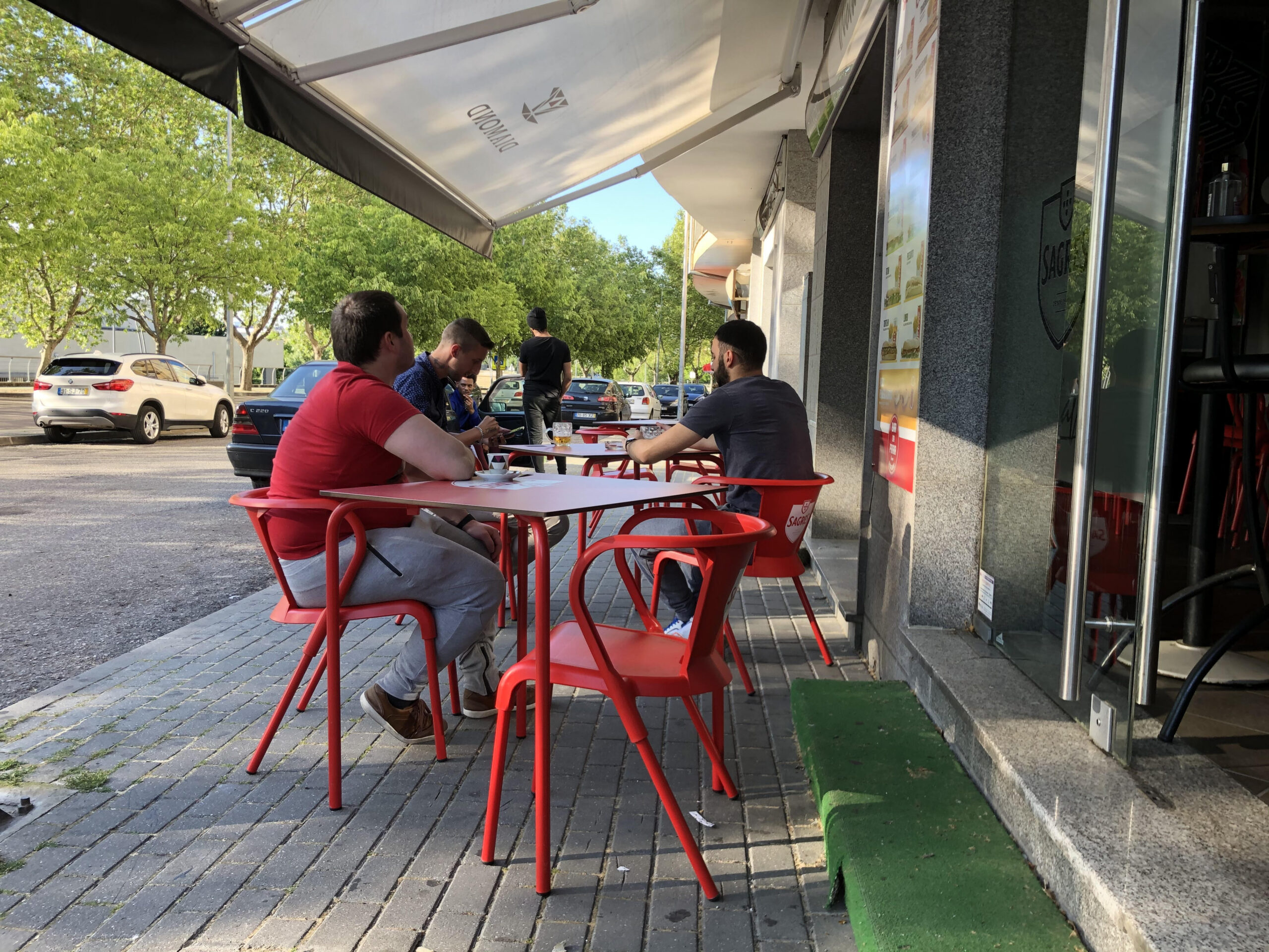 Cafés e restaurantes reabrem com um sentimento de incerteza
