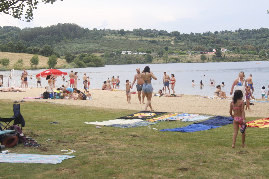 Praias do Azibo com muita afluência mas com cumprimento de distanciamento social