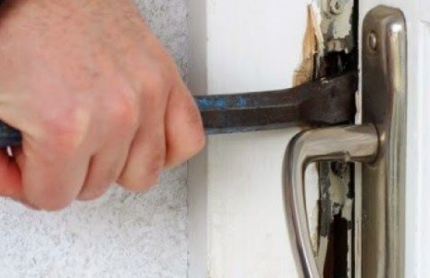 Detidos em flagrante delito suspeitos de furto em residência em Bragança