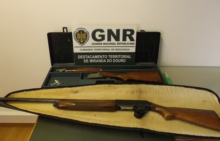 Duas armas de fogo apreendidas num processo de violência doméstica em Miranda do Douro