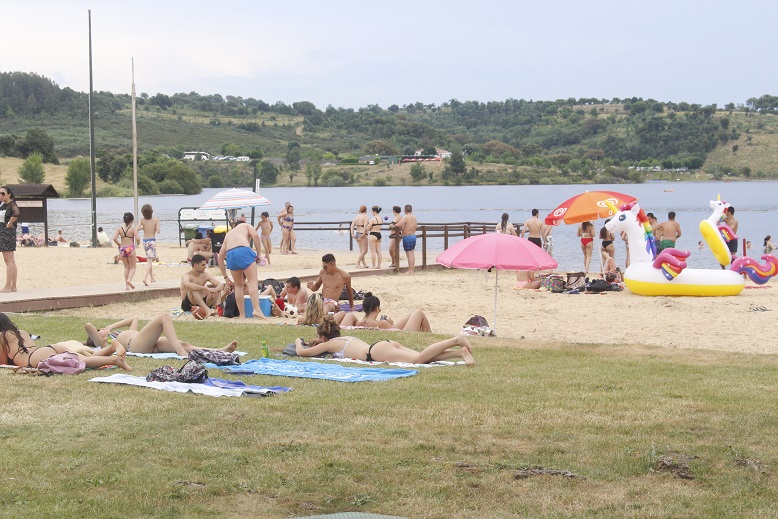 Praia do Azibo com muita afluência de pessoas mas a cumprir distanciamento social
