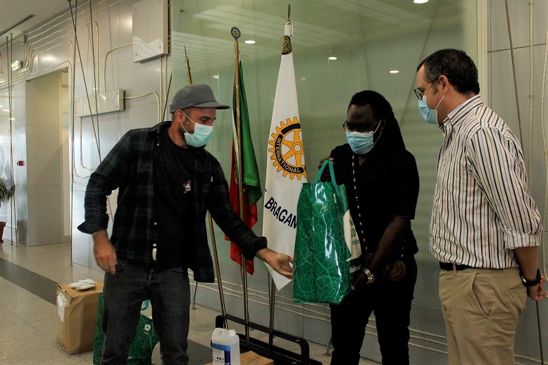 Rotary Club de Bragança entrega cabazes alimentares a alunos africanos
