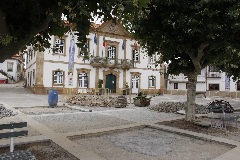 Moncorvenses protestam retirada de busto de Campos Monteiro e preço da água