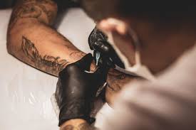 Estúdios de tatuagens reabrem e tentam recuperar prejuízos