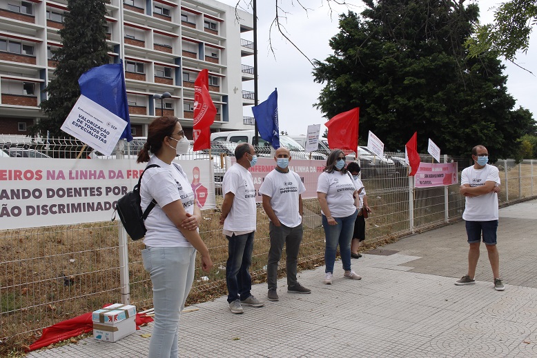 Enfermeiros protestam à porta do hospital de Bragança