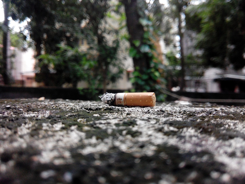 Atirar beatas de cigarros para o chão já dá multa: brigantinos aplaudem lei