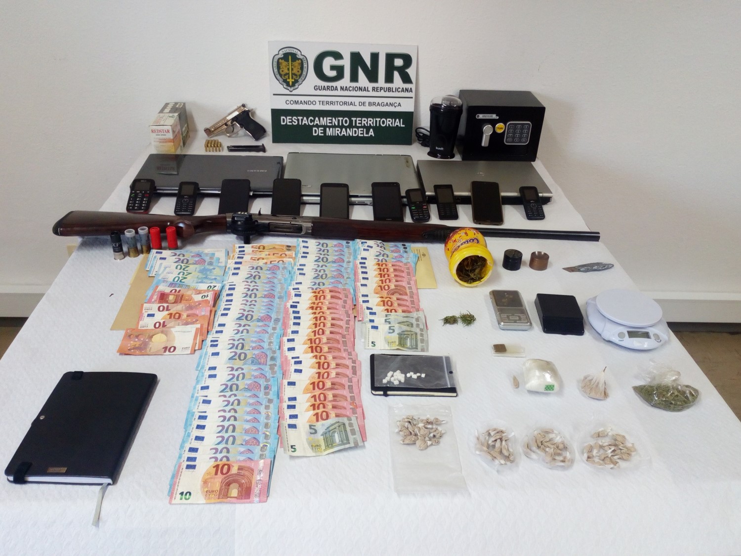 Sete pessoas detidas em mega operação de combate ao tráfico de droga em Carrazeda de Ansiães