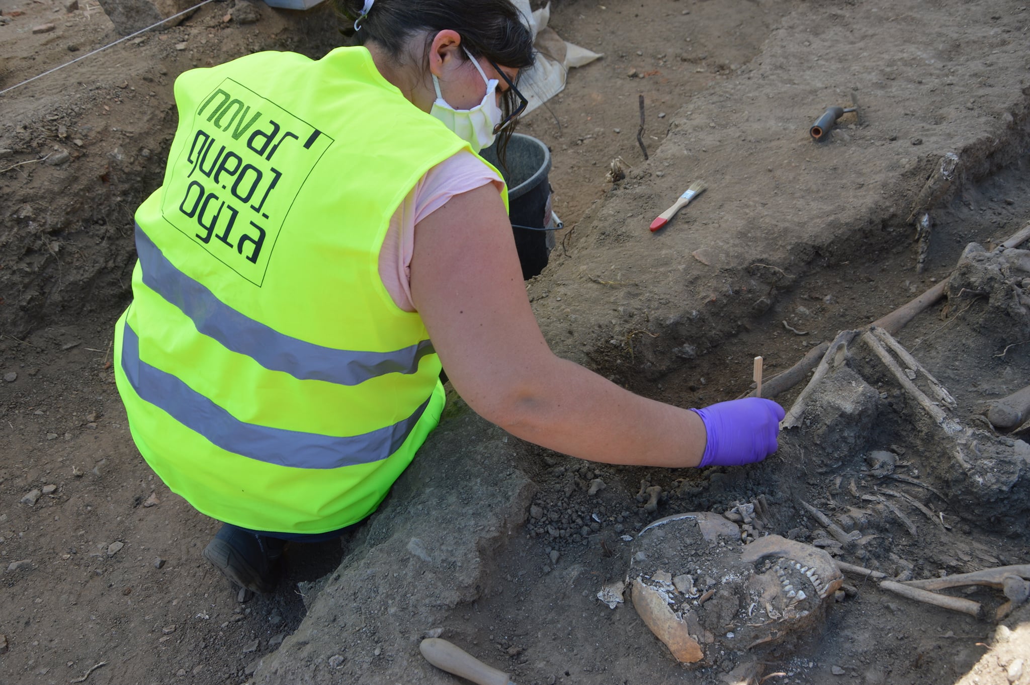 Esqueletos do tempo da Guerra do Mirandum trazidos à luz do dia