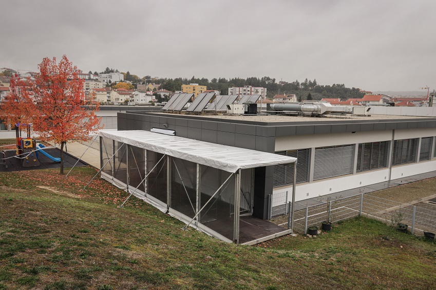 Município de Bragança instalou túneis de acesso nos jardins-de-infância para proteger crianças da chuva