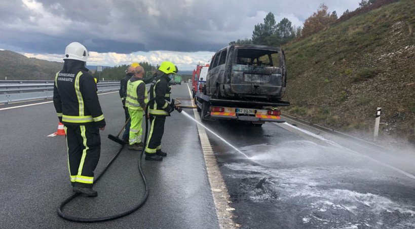 Ambulância dos bombeiros de Macedo de Cavaleiros ardeu na A4
