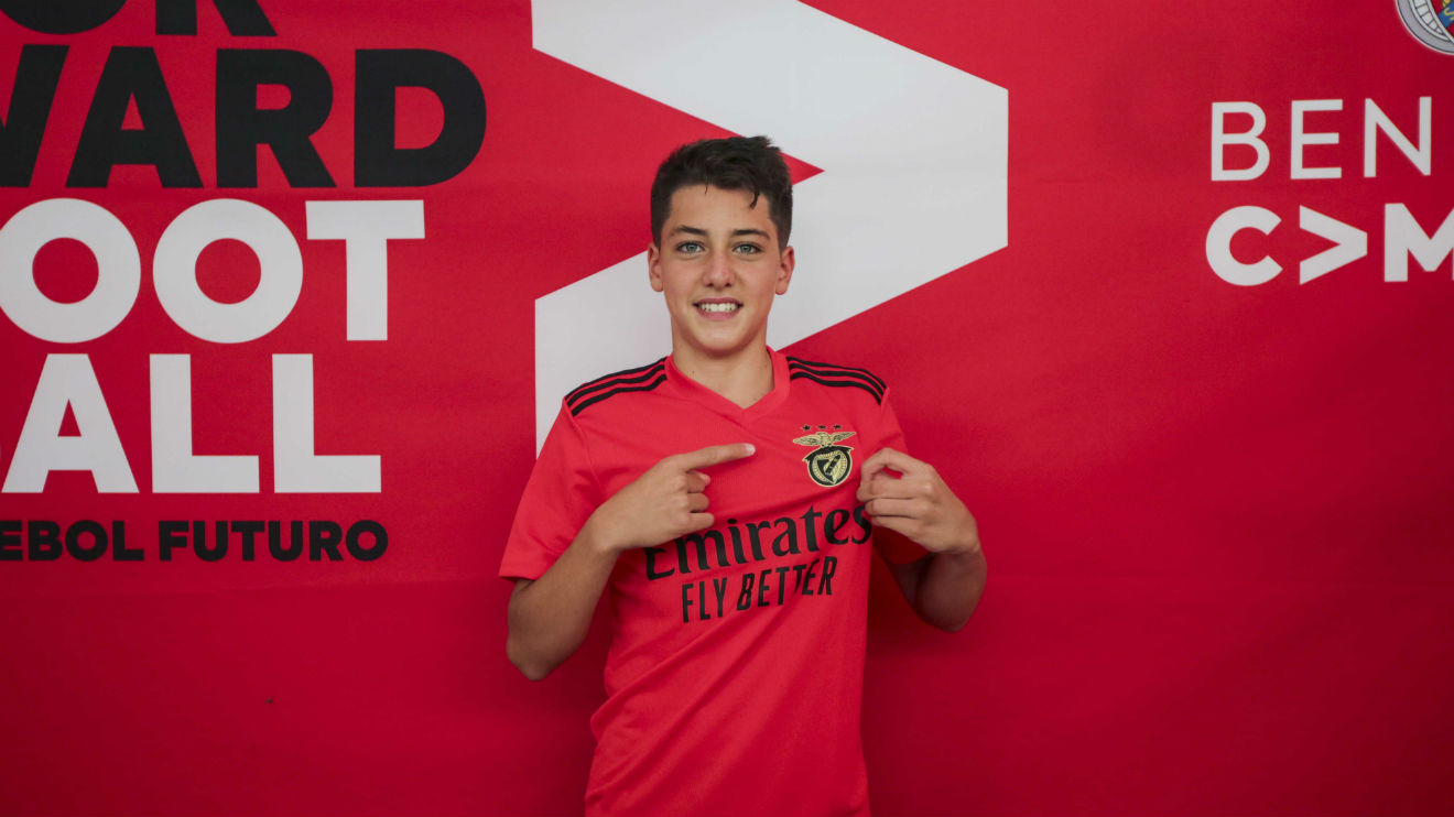 Futebol: Tiago Parente assina contrato de formação com o Benfica