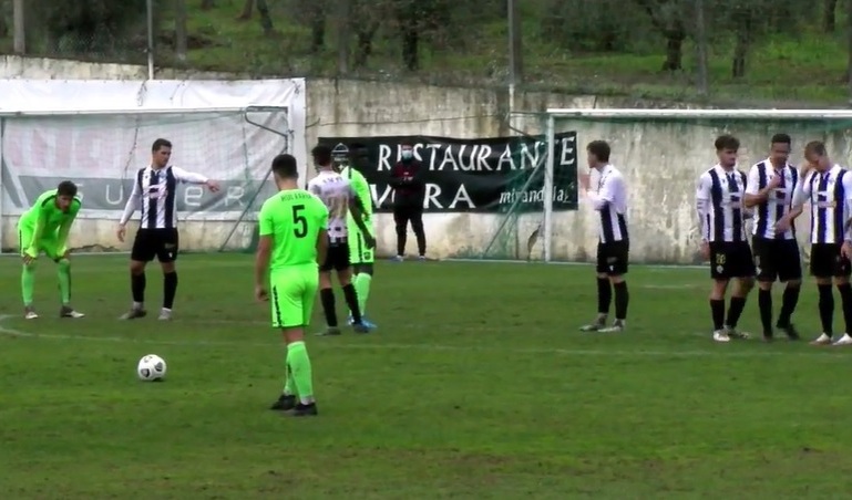 Futebol: Mirandela desce para o terceiro lugar após empate caseiro