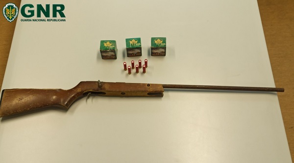 Homem detido por posse ilegal de arma num processo de violência doméstica em Vila Flor
