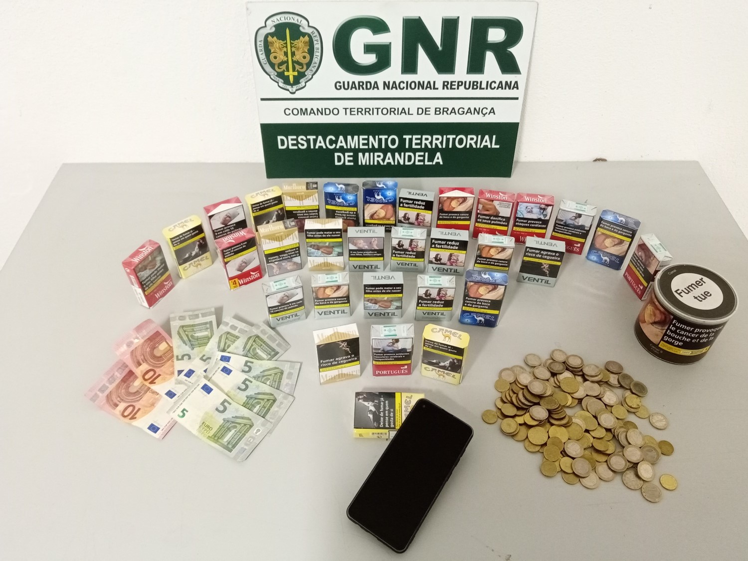 Dois jovens identificados pela GNR por furtarem estabelecimento no concelho de Mirandela