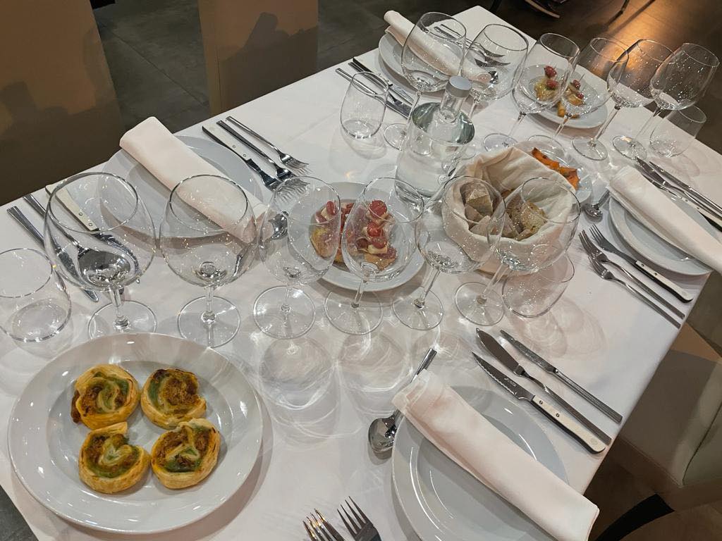 Restaurantes abriram na noite de passagem de ano mas restrições não permitiram festejos