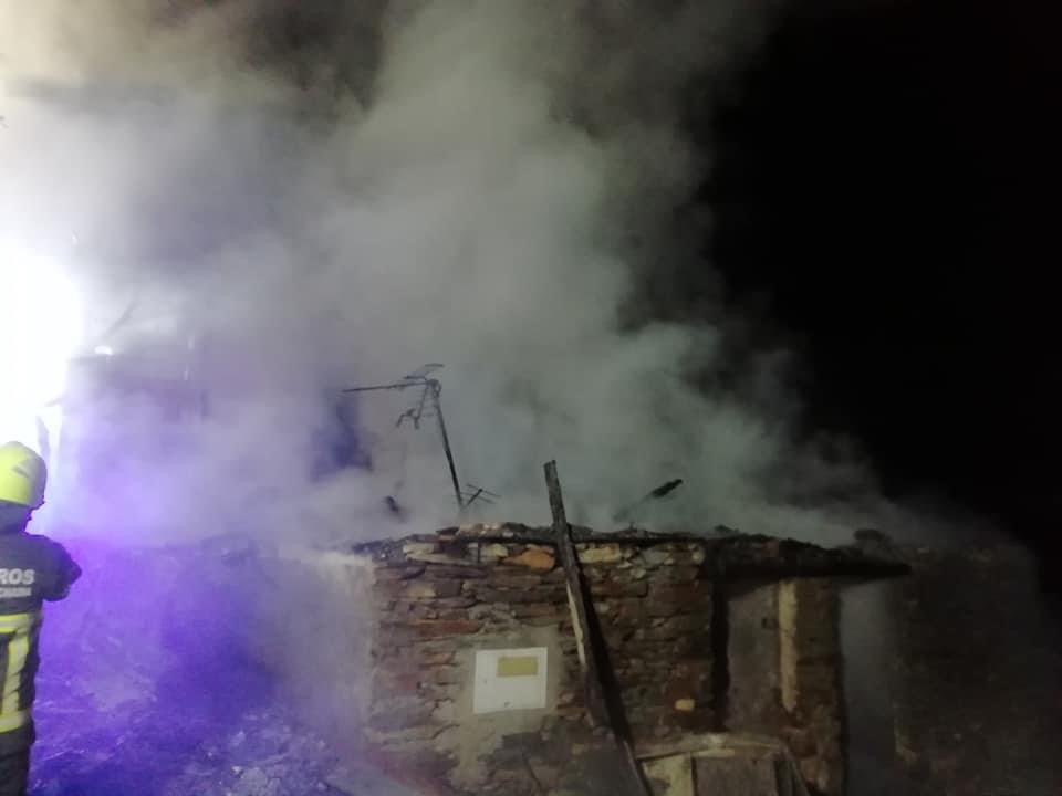 Incêndio deixa três pessoas desalojadas em Quintas (Mirandela)
