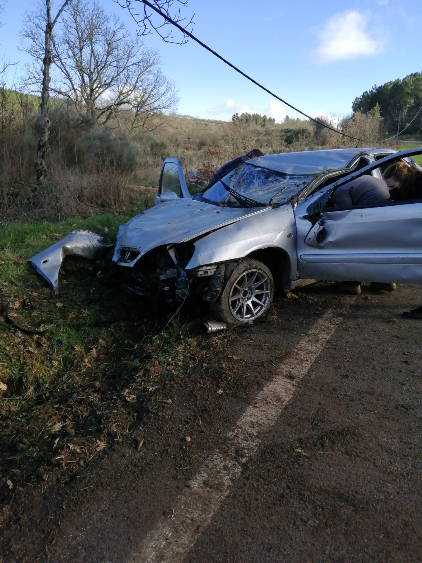 Despiste seguido de capotamento provoca ferido na localidade de Gondesende