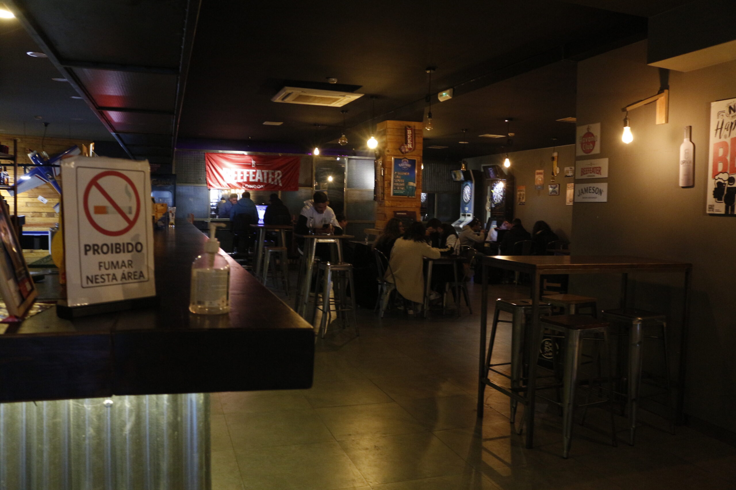 Clientes de cafés e bares adaptam-se à proibição de fumar em espaços fechados