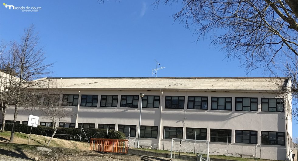 Obras para remoção de amianto da Escola Básica de Miranda já se iniciaram