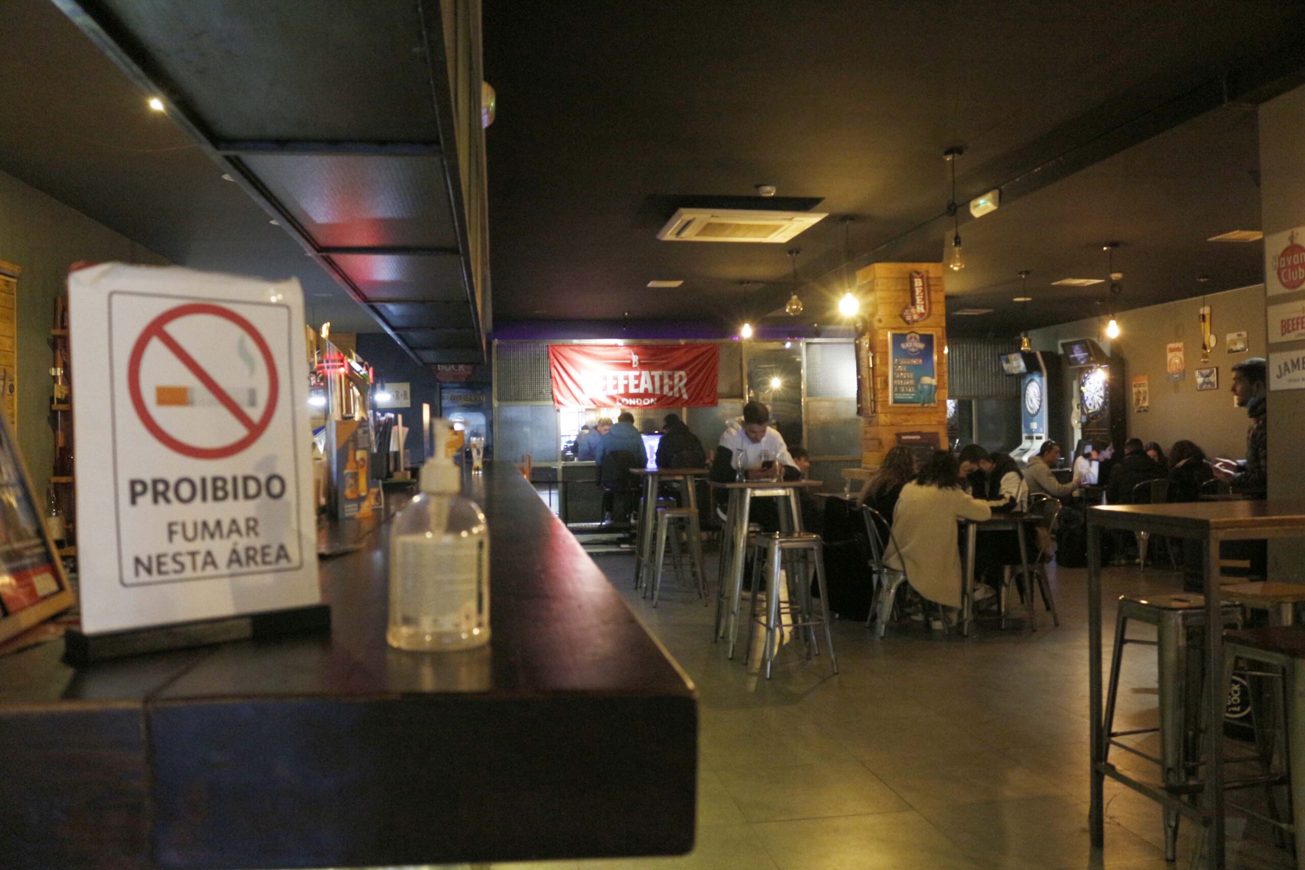 Clientes de cafés e bares adaptam-se à proibição de fumar em espaços fechados